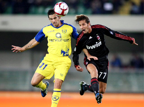 25일(현지시각) 이탈리아 베로나에서 열린 세리에 A, AC 키에보 베로나와 AC 밀란의 경기에서 키에보 베로나의 세르지오 펠리시어(왼쪽)와 AC 밀란의 루카 안토니니가 볼다툼을 하고 있다. 