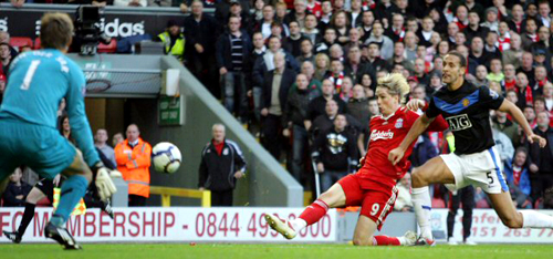 25일(현지시각) 영국 리버풀 앤필드서 열린 리버풀과 맨체스터유나이티드(이하 맨유)의 2009-10시즌 프리미어리그 10라운드 경기에서 리버풀의 페르난도 토레스가 슛을 시도하고 있다. 