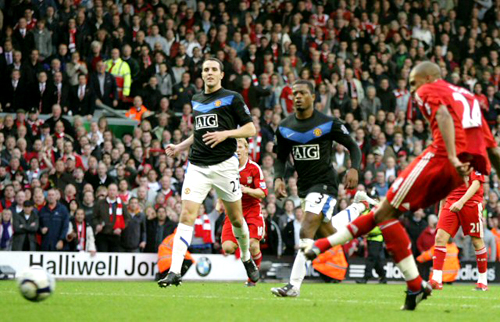 25일(현지시각) 영국 리버풀 앤필드서 열린 리버풀과 맨체스터유나이티드(이하 맨유)의 2009-10시즌 프리미어리그 10라운드 경기에서 리버풀의 데이비드 은고그가 슛을 시도하고 있다. 