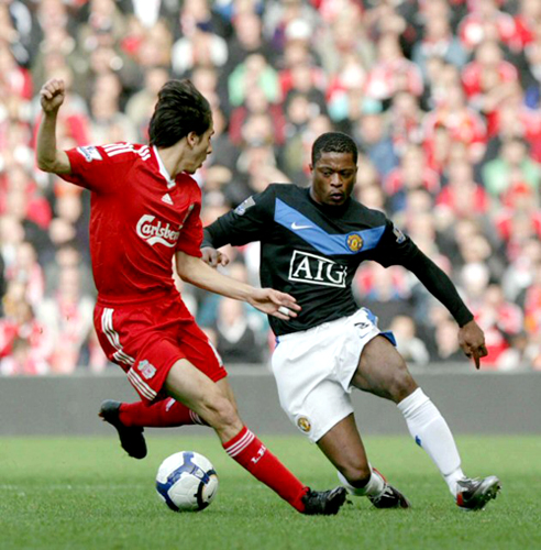 25일(현지시각) 영국 리버풀 앤필드서 열린 리버풀과 맨체스터유나이티드(이하 맨유)의 2009-10시즌 프리미어리그 10라운드 경기에서 리버풀의 요시 베나윤(왼쪽)이 맨유의 파트리스 에브라에게 태클을 시도하고 있다. 