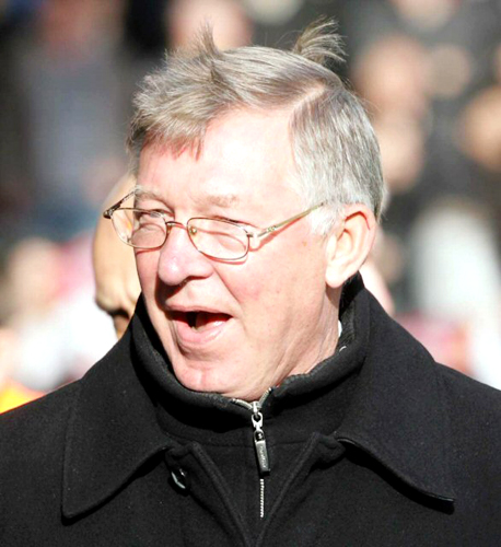 25일(현지시각) 영국 리버풀 앤필드서 열린 리버풀과 맨체스터유나이티드(이하 맨유)의 2009-10시즌 프리미어리그 10라운드 경기에서 맨유의 감독 알렉스 퍼거슨이 경기를 지켜보고 있다. 