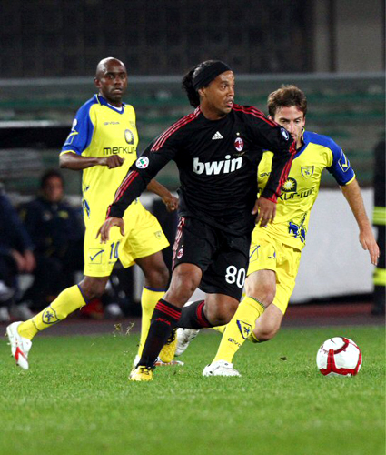 25일(현지시각) 이탈리아 베로나에서 열린 세리에 A, AC 키에보 베로나와 AC 밀란의 경기에서 AC 밀란의 호나우지뉴가 드리블 하고 있다. 