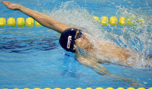  26일 대전 용운국제수영장에서 열린 제90회 전국체전 수영 남자일반 혼계영 400M에서 서울대표 첫번째 주자로 나선 성민이 배영으로 물살을 가르고 있다. 