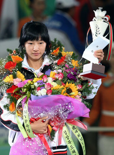 제90회 대전 전국체전에서 MVP를 차지한 경북대표 육상의 김하나가 26일 대전월드컵경기장에서 열린 폐막식에서 트로피와 꽃다발을 받고 기뻐하고 있다. 