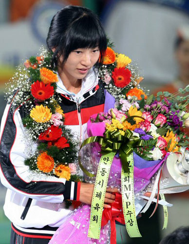 제90회 대전 전국체전에서 MVP를 차지한 경북대표 육상의 김하나가 26일 대전월드컵경기장에서 열린 폐막식에서 트로피와 꽃다발을 받고 기뻐하고 있다. 