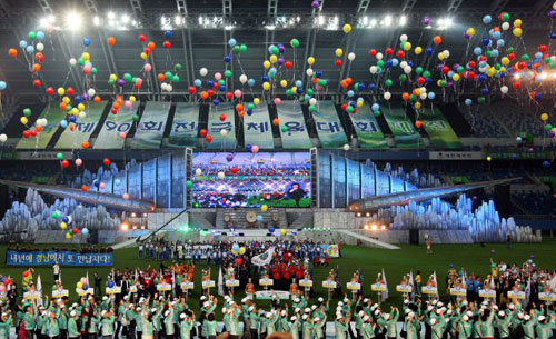 제90회 대전 전국체전이 막을 내린 26일 대전월드컵경기장에서 열린 폐막식에서 자원봉사들이 날린 풍선이 하늘을 수놓고 있다. 