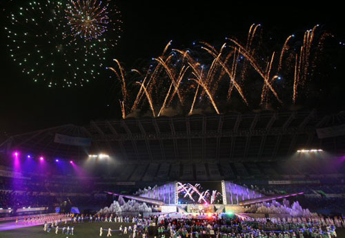 제90회 대전 전국체전이 막을 내린 26일 대전월드컵경기장에서 열린 폐막식에서 불꽃이 아쉬운 폐막을 알리며 대전하늘을 수놓고 있다. 