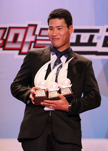 27일 오후 잠실 롯데호텔에서 열린 '2009 CJ마구마구 프로야구 최우수선수(MVP)와 최우수 신인선수 선정 및 각 부문별 시상식'에서 홈런(36개), 타점(127타점), 장타율(6할3푼2리) 3관왕을 차지한 기아 타이거즈 김상현이 수상하고 있다. 