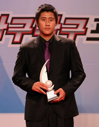 27일 오후 잠실 롯데호텔에서 열린 '2009 CJ마구마구 프로야구 최우수선수(MVP)와 최우수 신인선수 선정 및 각 부문별 시상식'에서 두산 이용찬이 최다세이브 투수상을 수상하고 있다. 
