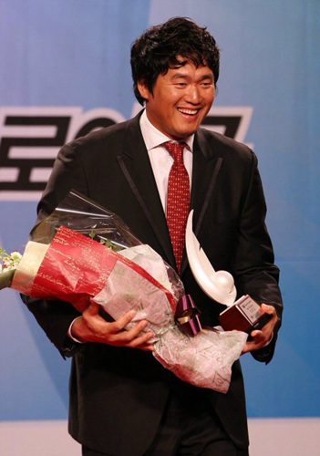 27일 오후 잠실 롯데호텔에서 열린 '2009 CJ마구마구 프로야구 최우수선수(MVP)와 최우수 신인선수 선정 및 각 부문별 시상식'에서 기아 타이거즈 최희섭이 최다득점상을 수상하고 있다. 