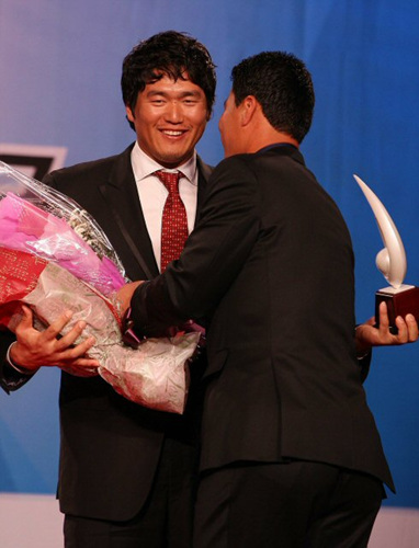 27일 오후 잠실 롯데호텔에서 열린 '2009 CJ마구마구 프로야구 최우수선수(MVP)와 최우수 신인선수 선정 및 각 부문별 시상식'에서 기아 타이거즈 최희섭이 최다득점상을 수상 후 김상현으로부터 축하를 받고 있다. 