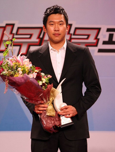 27일 오후 잠실 롯데호텔에서 열린 '2009 CJ마구마구 프로야구 최우수선수(MVP)와 최우수 신인선수 선정 및 각 부문별 시상식'에서 삼성 윤성환이 최다승리투수상을 수상하고 있다. 