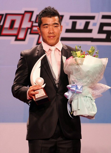 27일 오후 잠실 롯데호텔에서 열린 '2009 CJ마구마구 프로야구 최우수선수(MVP)와 최우수 신인선수 선정 및 각 부문별 시상식'에서 SK 정근우가 최다득점상을 수상하고 있다. 