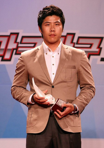 27일 오후 잠실 롯데호텔에서 열린 '2009 CJ마구마구 프로야구 최우수선수(MVP)와 최우수 신인선수 선정 및 각 부문별 시상식'에서 S삼성 권혁이 최다홀드상을 수상하고 있다. 
 