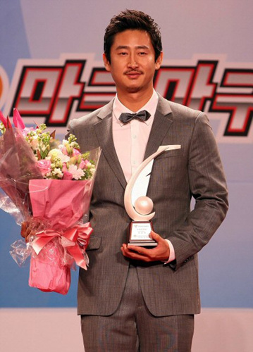 27일 오후 잠실 롯데호텔에서 열린 '2009 CJ마구마구 프로야구 최우수선수(MVP)와 최우수 신인선수 선정 및 각 부문별 시상식'에서 LG 박용택이 수위타자상을 수상하고 있다.
 
