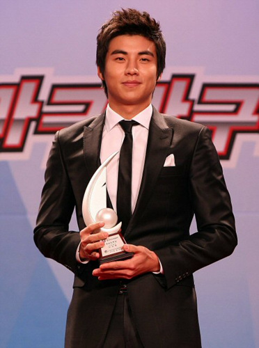27일 오후 잠실 롯데호텔에서 열린 '2009 CJ마구마구 프로야구 최우수선수(MVP)와 최우수 신인선수 선정 및 각 부문별 시상식'에서 LG 이대형이 최다도루상을 수상하고 있다.
 
