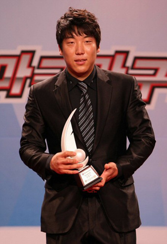 27일 오후 잠실 롯데호텔에서 열린 '2009 CJ마구마구 프로야구 최우수선수(MVP)와 최우수 신인선수 선정 및 각 부문별 시상식'에서 두산 김현수가 최다안타상을 수상하고 있다.
 