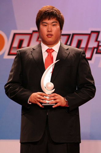 27일 오후 잠실 롯데호텔에서 열린 '2009 CJ마구마구 프로야구 최우수선수(MVP)와 최우수 신인선수 선정 및 각 부문별 시상식'에서 S한화 류현진이 최다탈삼진상을 수상하고 있다. 