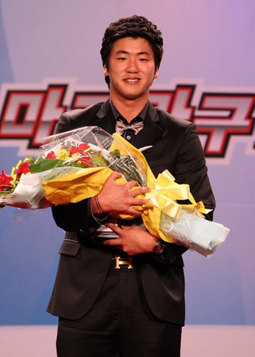 27일 오후 잠실 롯데호텔에서 열린 '2009 CJ마구마구 프로야구 최우수선수(MVP)와 최우수 신인선수 선정 및 각 부문별 시상식'에서 SK 김광현이 평균자책점 1위 투수상을 수상하고 있다. 