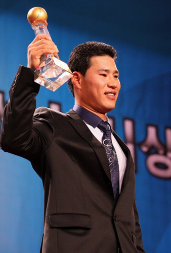 27일 오후 잠실 롯데호텔에서 열린 '2009 CJ마구마구 프로야구 최우수선수(MVP)와 최우수 신인선수 선정 및 각 부문별 시상식'에서 기아 타이거즈 김상현이 최우수선수상을 수상 후 기뻐하고 있다. 