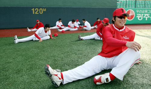 `2009 프로야구 한국시리즈'에서 결정적인 끝내기 홈런으로 우승을 차지한 KIA 타이거즈 나지완이 28일 광주 무등경기장 야구장에 소집돼 몸을 풀고 있다.
 