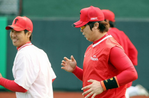 `2009 프로야구 한국시리즈'에서 결정적인 끝내기 홈런으로 우승을 차지한 KIA 타이거즈 나지완이 28일 광주 무등경기장 야구장에 소집돼 몸을 풀고 있다.
 
