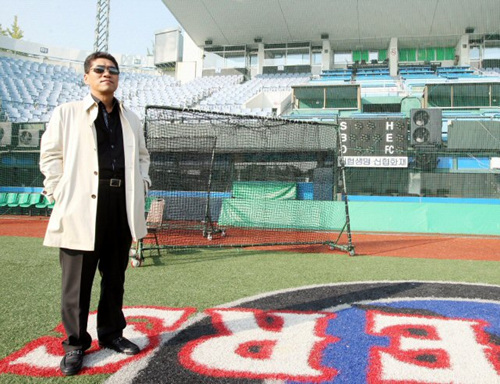 KIA 타이거즈의 2009 프로야구 우승을 이끈 조범현 감독이 27일 오후 광주 무등경기장을 찾았다.
 