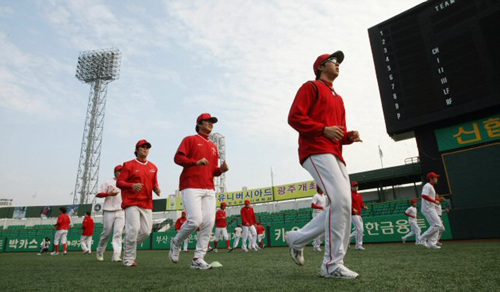 `2009 프로야구 한국시리즈' 우승을 차지한 KIA 타이거즈 선수들이 28일 광주 무등경기장 야구장에 소집돼 11월 14일 일본 나가사키에서 열리는 '한.일 클럽 챔피언십'을 위한 훈련에 돌입하고 있다. 