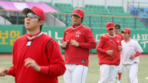 `2009 프로야구 한국시리즈' 우승을 차지한 KIA 타이거즈 선수들이 28일 광주 무등경기장 야구장에 소집돼 11월 14일 일본 나가사키에서 열리는 '한.일 클럽 챔피언십'을 위한 훈련에 돌입, 가볍게 몸을 풀고 있다. 