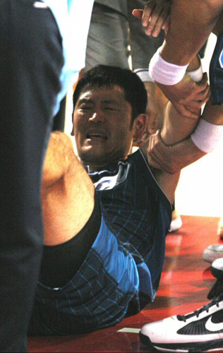 29일 오후 인천 삼산월드체육관에서 열린 프로농구 인천 전자랜드-전주 KCC 경기에서 종료직전 왼쪽 발목 부상을 입은 KCC 추승균이 고통스러워하고 있다. 
 