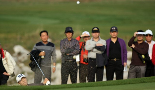 신지애가 30일 LPGA 투어 하나은행-코오롱챔피언십 1라운드를 5언더로 마무리 했다. 인천 스카이72 골프장 오션코스 16번홀에서 벙커샷을 하고 있다. 파로 마무리. 