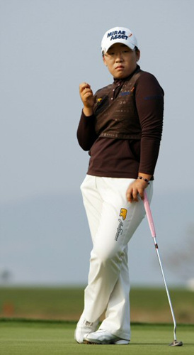 신지애가 LPGA 투어 하나은행-코오롱챔피언십 1라운드를 5언더로 마무리 했다. 30일 인천 스카이72 골프장 오션코스에서 열린 1라운드에서 여유있는 모습이다. 