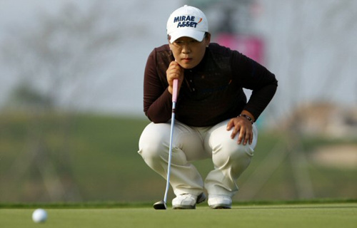 신지애가 LPGA 투어 하나은행-코오롱챔피언십 1라운드를 5언더로 마무리 했다. 30일 인천 스카이72 골프장 오션코스에서 열린 1라운드에서 그린을 읽고 있다. 