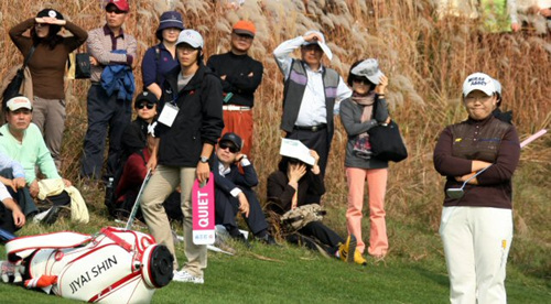 신지애가 30일 LPGA 투어 하나은행-코오롱챔피언십 1라운드를 5언더로 마무리 했다. 인천 스카이72 골프장 오션코스에서 열린 1라운드에서 잠시 생각에 잠겨있다. 