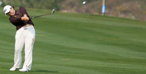 신지애가 30일 LPGA 투어 하나은행-코오롱챔피언십 1라운드를 5언더로 마무리 했다. 인천 스카이72 골프장 오션코스에서 열린 1라운드에서 세컨샷을 하고 있다. 