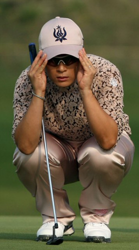 30일 인천 스카이72 골프장 오션코스에서 열린 LPGA 투어 하나은행-코오롱챔피언십 1라운드에서 박세리가 그린을 읽고 있다. 