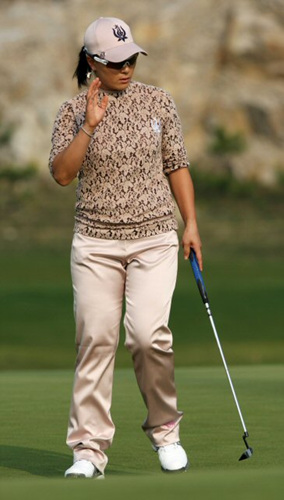30일 인천 스카이72 골프장 오션코스에서 열린 LPGA 투어 하나은행-코오롱챔피언십 1라운드에서 박세리가 갤러리에게 인사하고 있다.
 