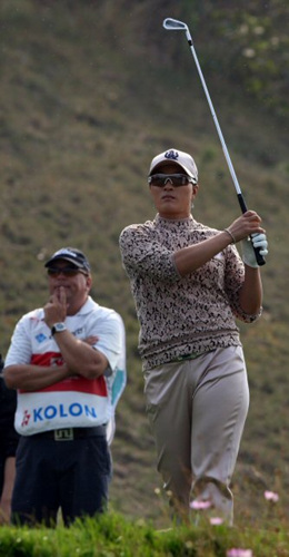 30일 인천 스카이72 골프장 오션코스에서 열린 LPGA 투어 하나은행-코오롱챔피언십 1라운드에서 박세리가 티샷을 하고 있다. 
 