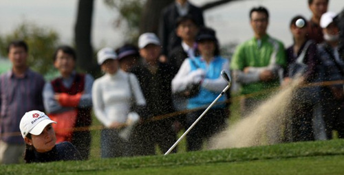30일 인천 스카이72 골프장 오션코스에서 열린 LPGA 투어 하나은행-코오롱챔피언십 1라운드에서 오초아가 벙커샷을 하고 있다.
 