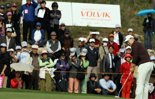 30일 인천 스카이72 골프장 오션코스에서 열린 LPGA 투어 하나은행-코오롱챔피언십 1라운드에서 신지애가 퍼팅을 하고 있다. 