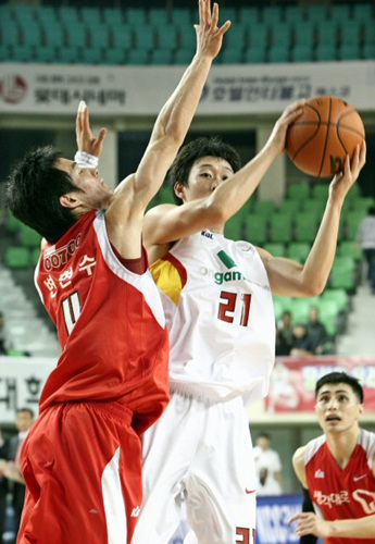 30일 대구실내체육관에서 열린 프로농구 대구 오리온스-서울 SK전에서 오리온스 김강선(21번)이 SK 변현수(4번)의 마크를 받으며 슛을 노리고 있다. 
 