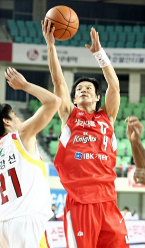 30일 대구실내체육관에서 열린 프로농구 대구 오리온스-서울 SK전에서 SK 변현수(4번)가 오리온스 김강선(21번)의 마크를 받으며 레이업 슛을 시도하고 있다. 
 