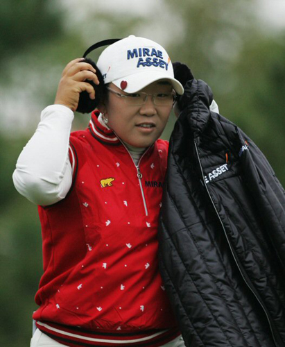 31일 인천 스카이72 골프장 오션코스에서 열린 LPGA 투어 하나은행-코오롱 챔피언십 2라운드에서 신지애가 귀마개를 착용하고 있다. 