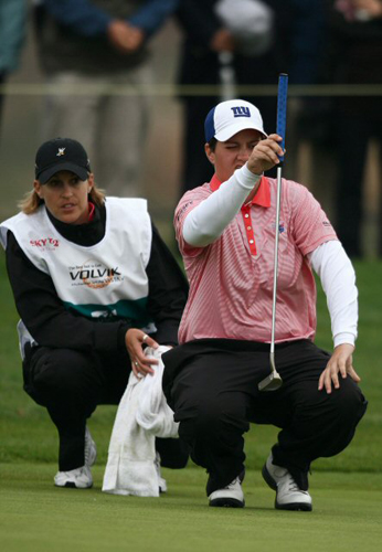 31일 인천 영종도의 스카이72 골프클럽 오션코스(파72-6,364야드)에서 개막된 미국여자프로골프(LPGA) 투어 하나은행-코오롱 챔피언십에서 미건 프라셀라가 자신의 캐디와 퍼팅 라인을 살피고 있다. 