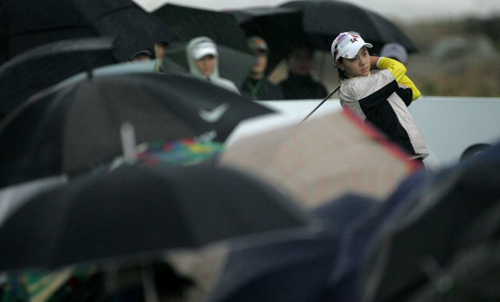 31일 인천 영종도의 스카이72 골프클럽 오션코스(파72-6,364야드)에서 개막된 미국여자프로골프(LPGA) 투어 하나은행-코오롱 챔피언십 2라운드에서 최나연이 세컨샷을 하고 있다. 