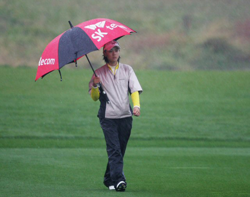 31일 인천 스카이72 골프장 오션코스에서 열린 LPGA 투어 하나은행-코오롱 챔피언십 2라운드에서 최나연이 비가 내리는 가운데 우산을 쓰고 이동하고 있다. 
