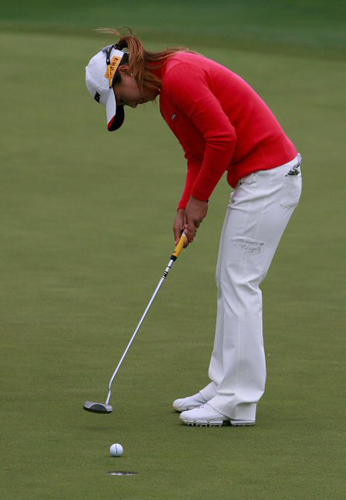 31일 인천 영종도의 스카이72 골프클럽 오션코스(파72-6,364야드)에서 개막된 미국여자프로골프(LPGA) 투어 하나은행-코오롱 챔피언십 2라운드에서 김보경이 퍼팅을 하고 있다. 