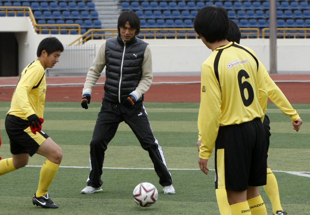 홍명보 올림픽대표팀 감독이 3일 서울 목동경기장에서 전북 정읍의 '악동' 유소년 축구팀인 '리더스 유나이티드' 선수들에게 축구를 지도하고 있다. 이날 행사는 SK텔레콤의 생각대로T에서 후원한 드림풋볼 캠페인이다. 