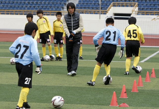 홍명보 올림픽대표팀 감독이 3일 서울 목동경기장에서 전북 정읍의 '악동' 유소년 축구팀인 '리더스 유나이티드' 선수들에게 축구를 지도하고 있다. 이날 행사는 SK텔레콤의 생각대로T에서 후원한 드림풋볼 캠페인이다. 