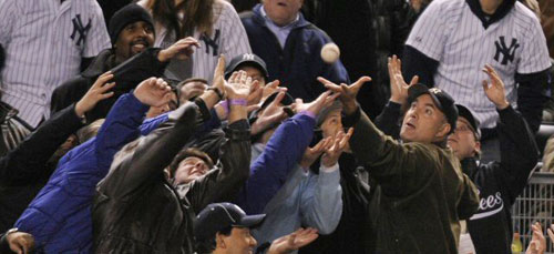 5일(한국시간) 미국 뉴욕 양키즈 스타디움에서 열린 미국프로야구(메이저리그) 월드시리즈 6차전 필라델피아 필리스 대 뉴욕 양키스의 경기에서 양키스 팬들이 날아온 파울 볼을 잡기 위해 손을 뻗고 있다. 
